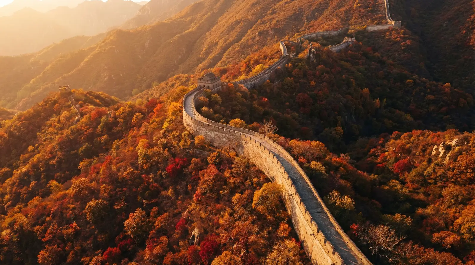 她是女主的坏心继姐 秋日长城航拍全景